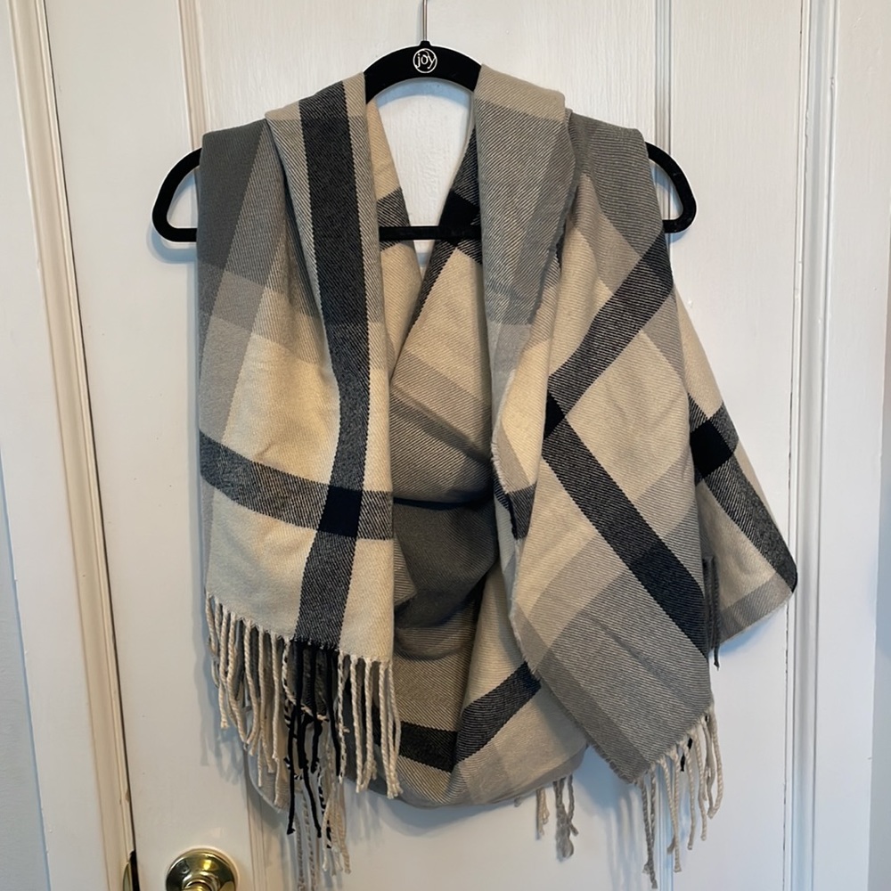 Never worn shawl - Picture 2 of 2